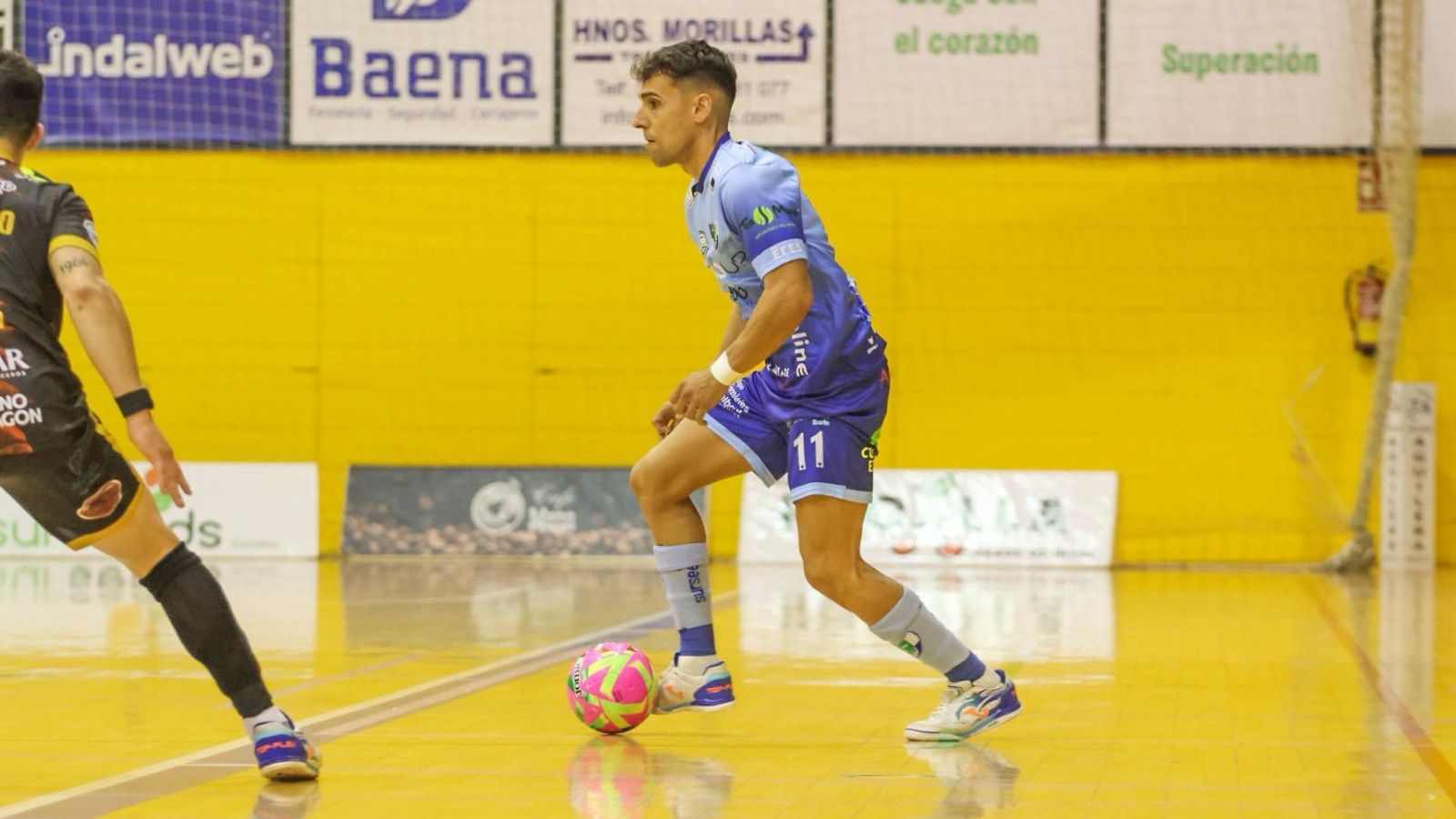 Nacho Gil conduce el balón ante la presión de un rival durante el choque de los celestes frente a Wanapix.
