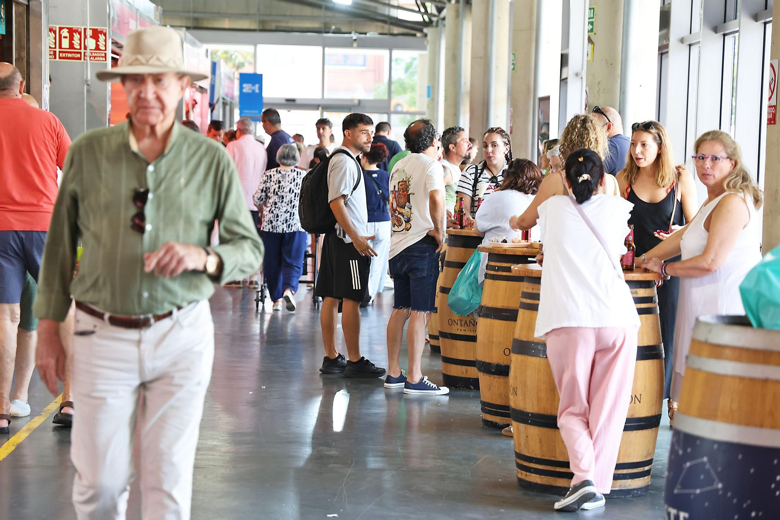 Imágenes de las compras en el entorno del Mercado del Carmen en la mañana de sábado