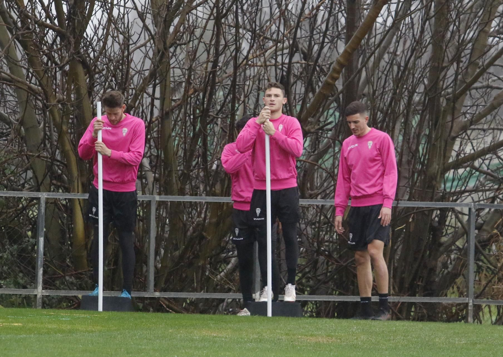 Nahuel y Berto Espeso realizan un ejercicio con unas picas ante la mirada de su compañero Ródenas.