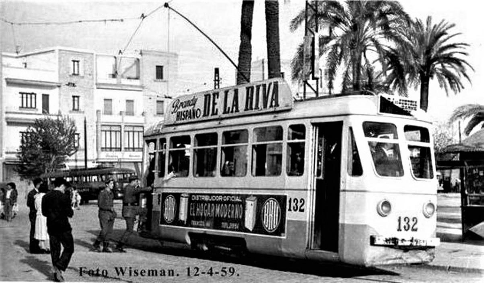 De la Riva en un tranvía de Sevilla, años `50.