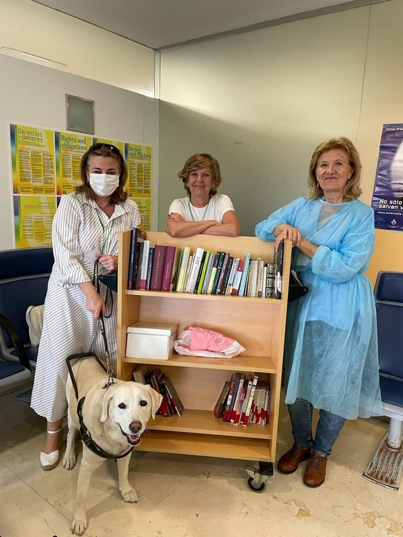 Responsables de la asociación 'Hypatia' y del centro hospitalario en el inicio este miércoles de esta actividad.