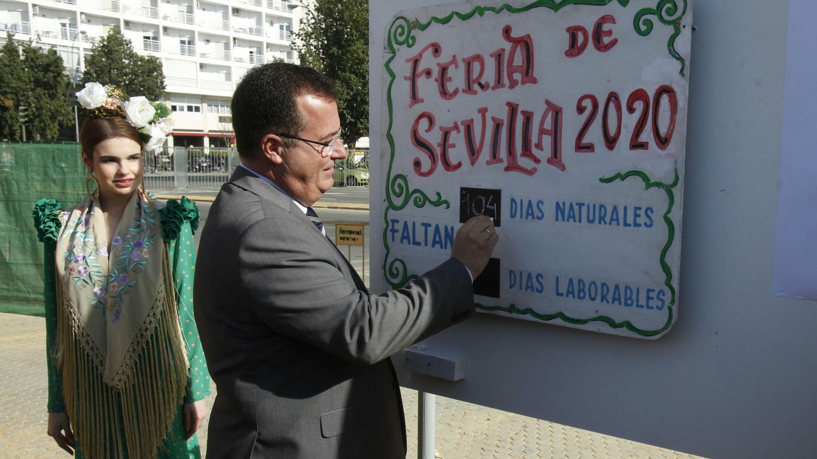 El delegado, Juan Carlos Cabrera, apunta los días que faltan para el inicio de la Feria.