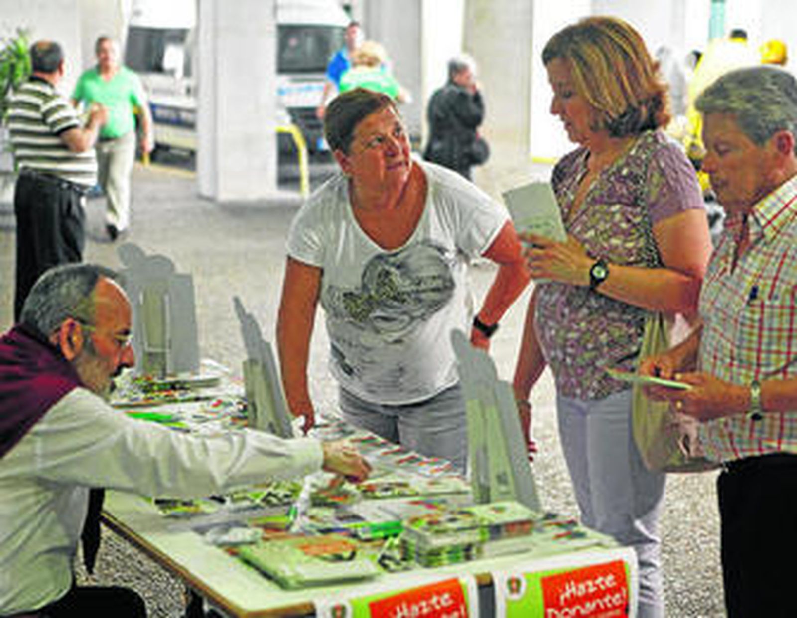 Las asociaciones de trasplantados colocaron una mesa informativa en el Puerta del Mar.