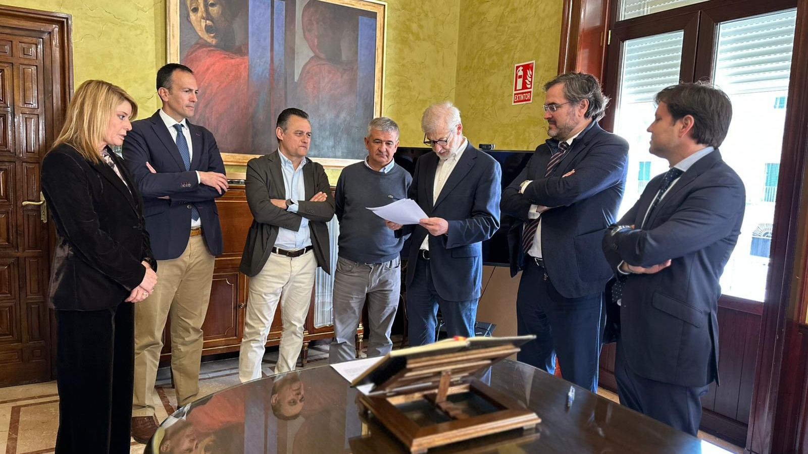 Integrantes del Tribunal Económico Administrativo conversan en el Ayuntamiento de Huelva.