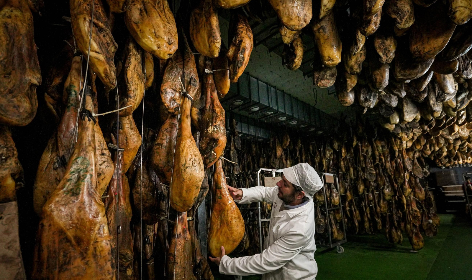 Del campo a la mesa, así son los jamones de Montesierra que vende Mercadona