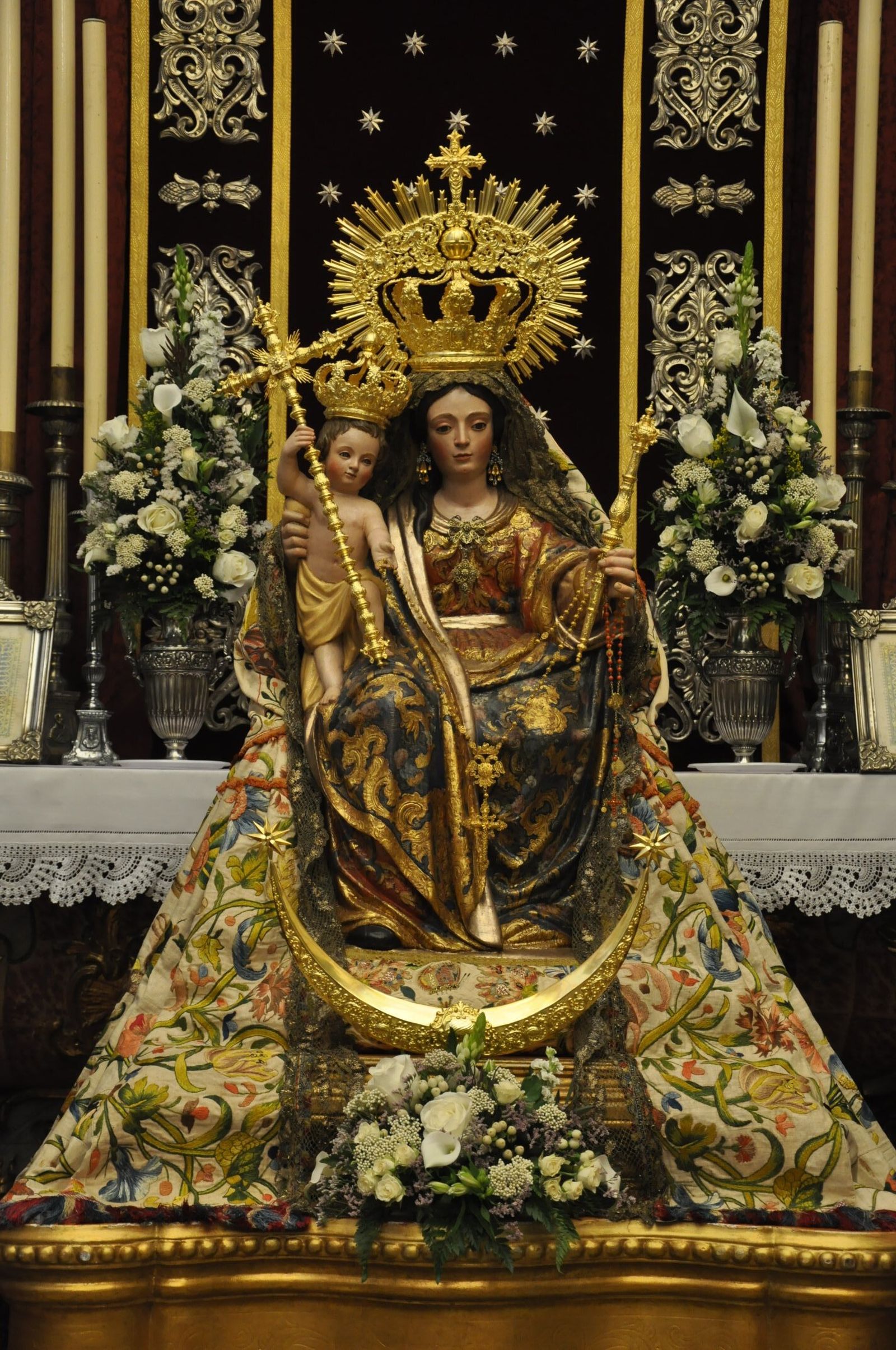 La Virgen del Rosario en su veneración