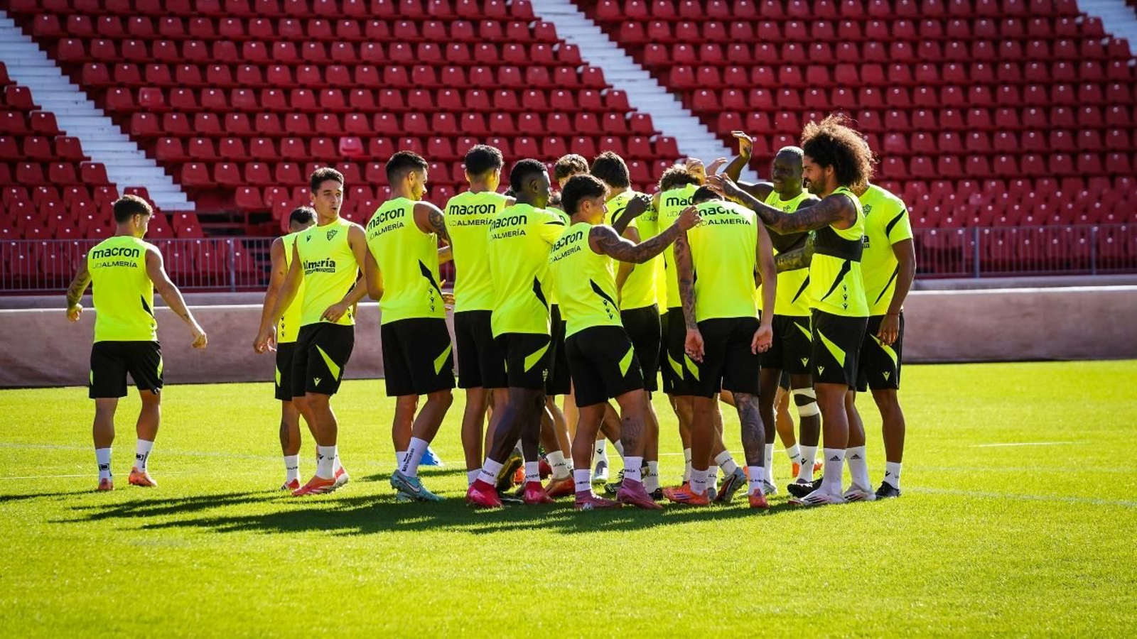 El grupo completa un pasillo de collejas en la sesión del pasado jueves.