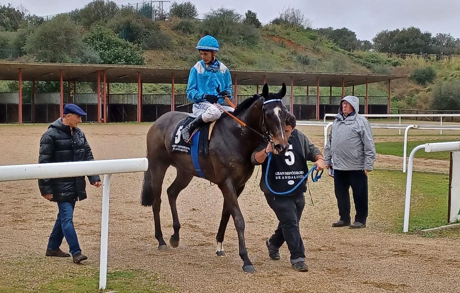 Uno de los ganadores en la matinal de carreras de caballos en Dos Hermanas.