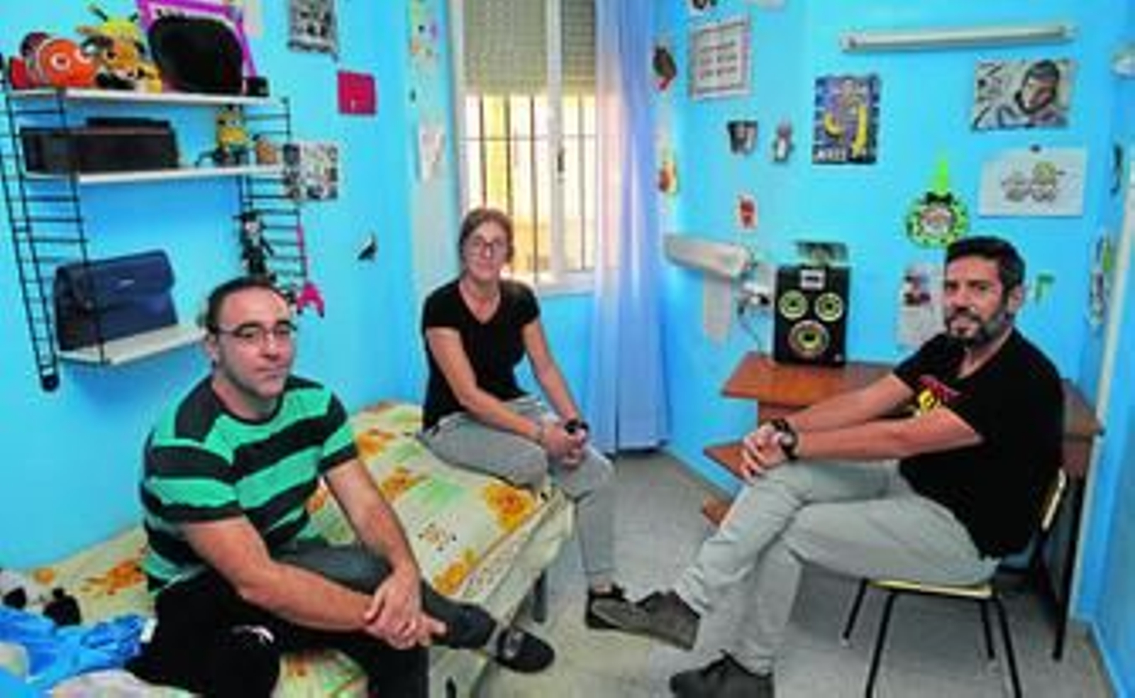 Gerardo Durán, la trabajadora social Macabea Cucarella y Juan José Casado, secretario de Infania, en la habitación de un menor tutelado.