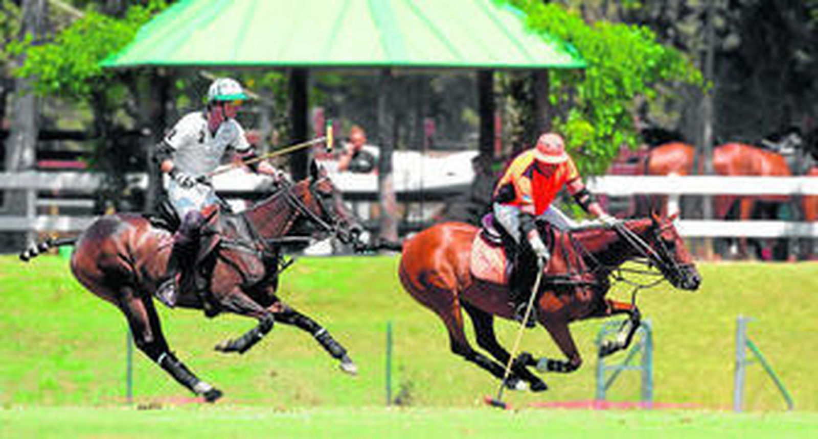 Caballos y jinetes pelean por la bocha en dos de los primeros partidos del torneo.