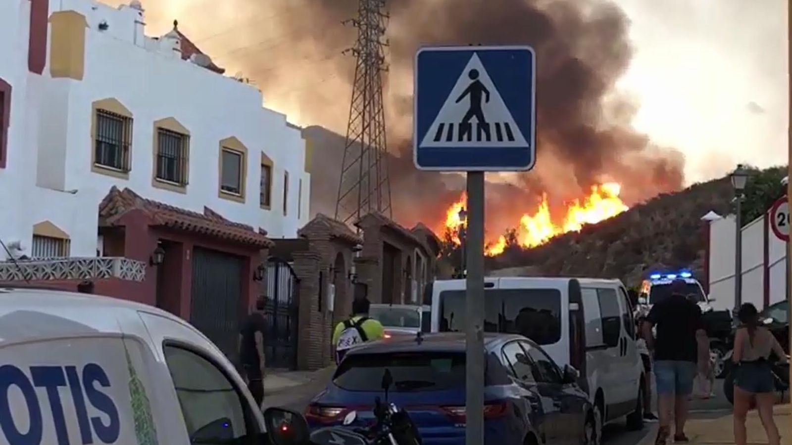 Viviendas de la urbanización Bello Horizonte, cerca de las llamas.