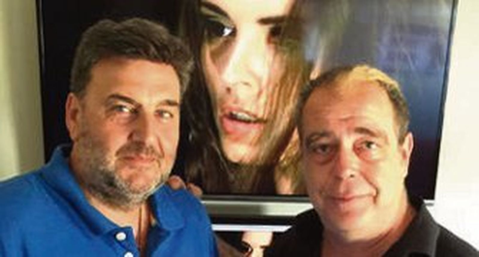 Pepe Flores y Paco Millán, junto a una foto de Miranda.