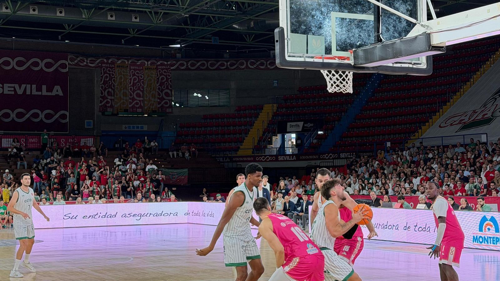 Bello intenta zafarse de la presión de Latorre.