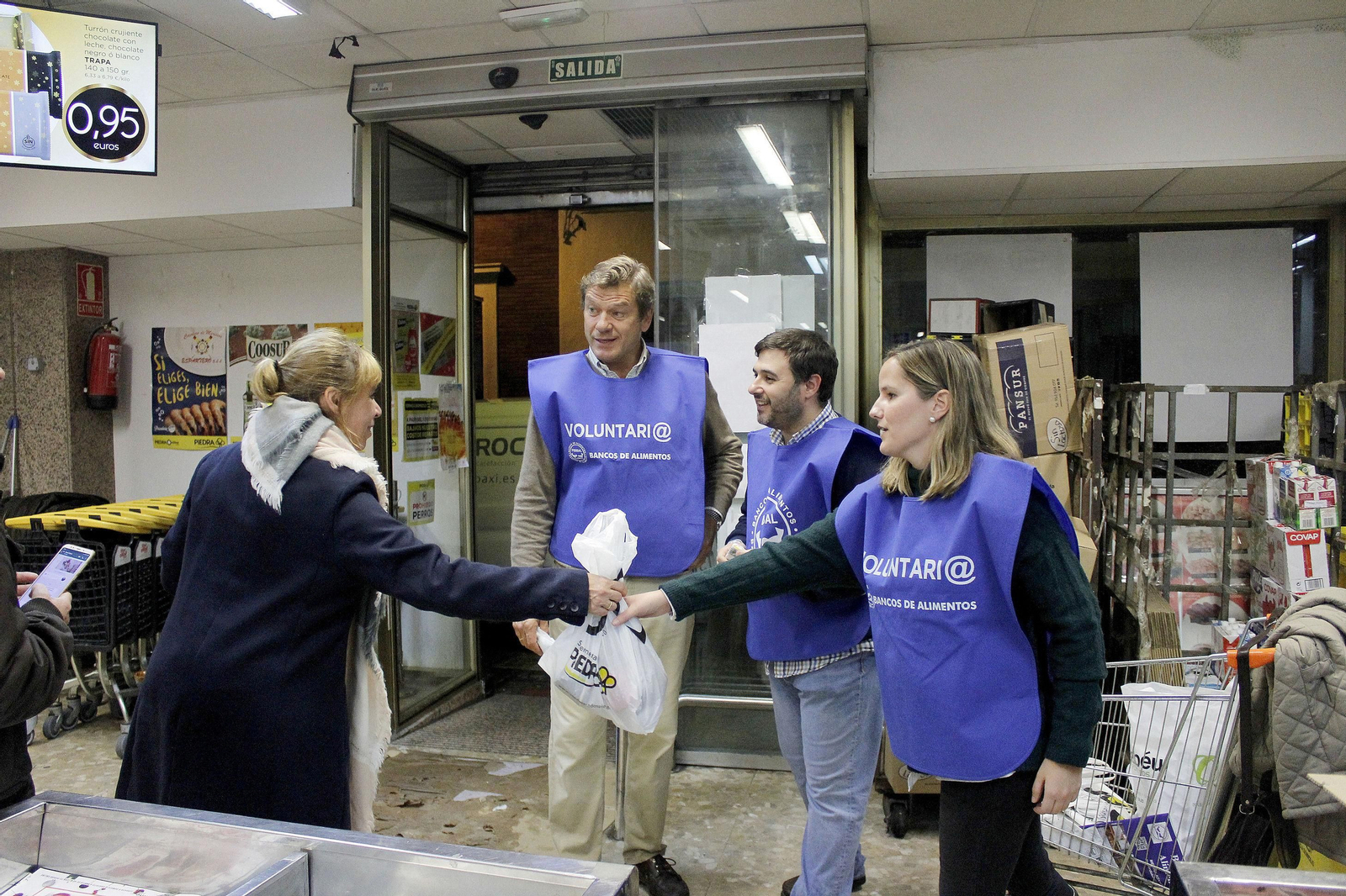 Recogida de alimentos en un supermercado.
