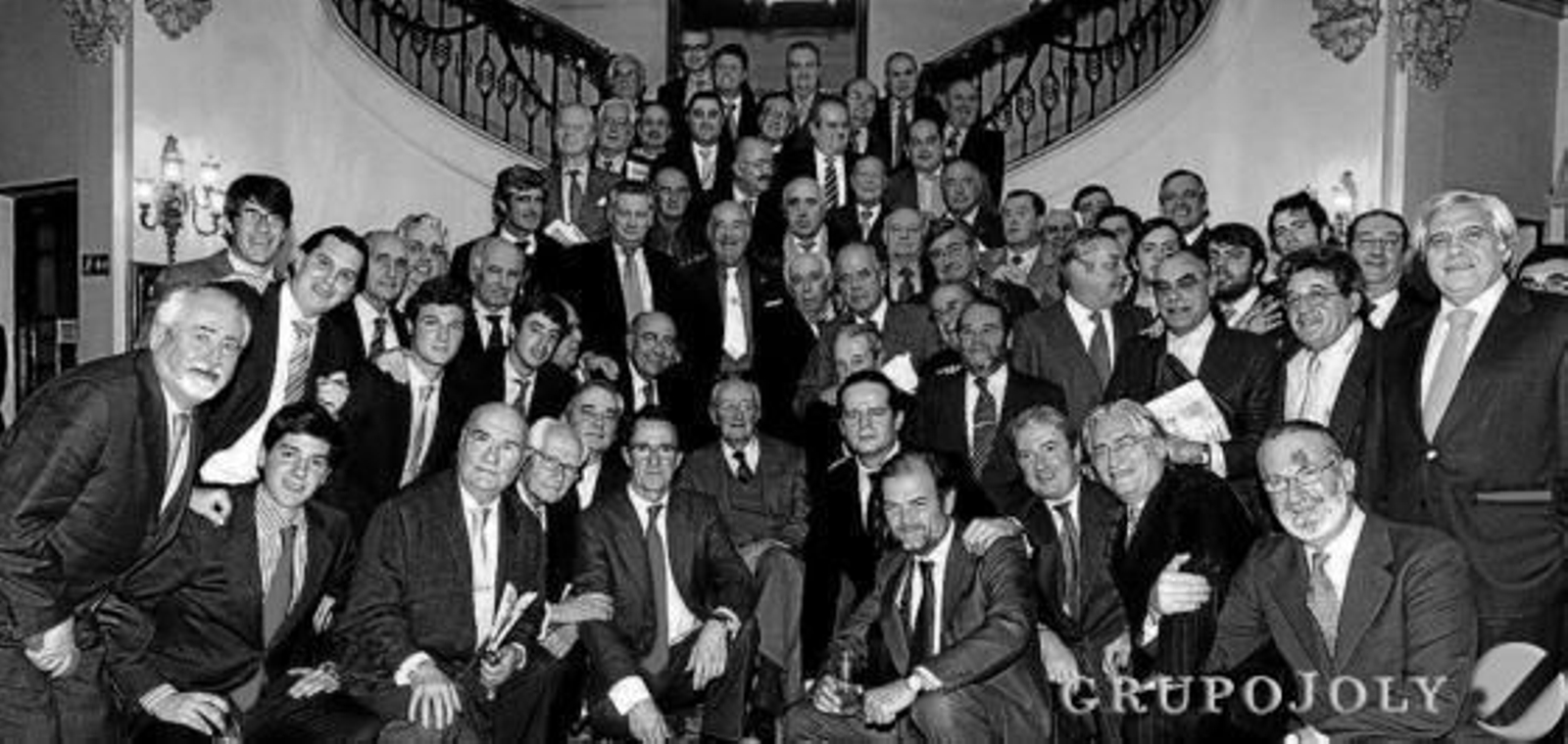 Una imagen del concurrido acto de la Berza jerezana que la 'Diáspora de Jerez' dedicó a Mauricio González-Gordon, que aparece en el centro, rodeado de amistades.