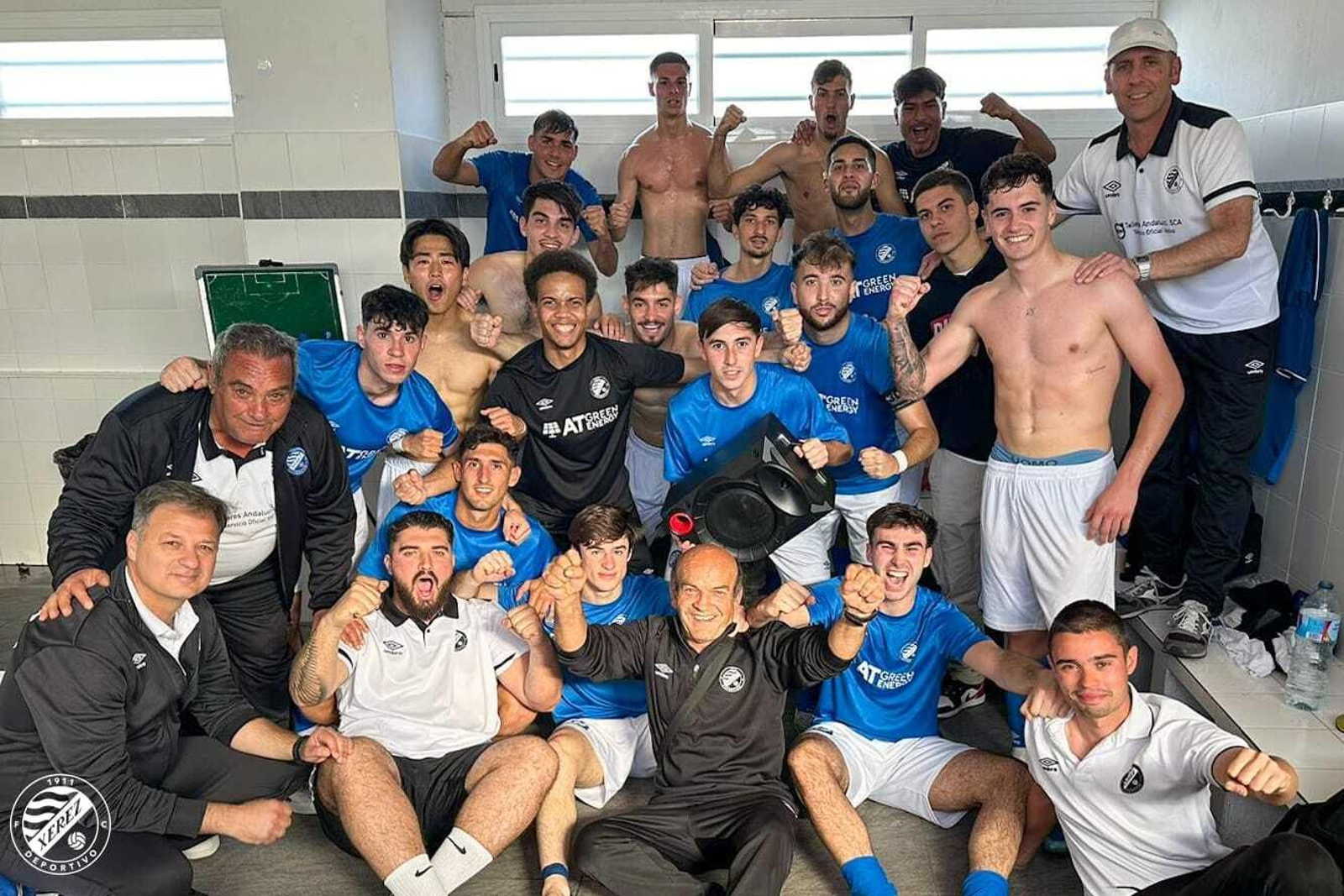 Técnicos y jugadores del Xerez DFC B celebran su triunfo en el derbi ante el Jerez Industrial.