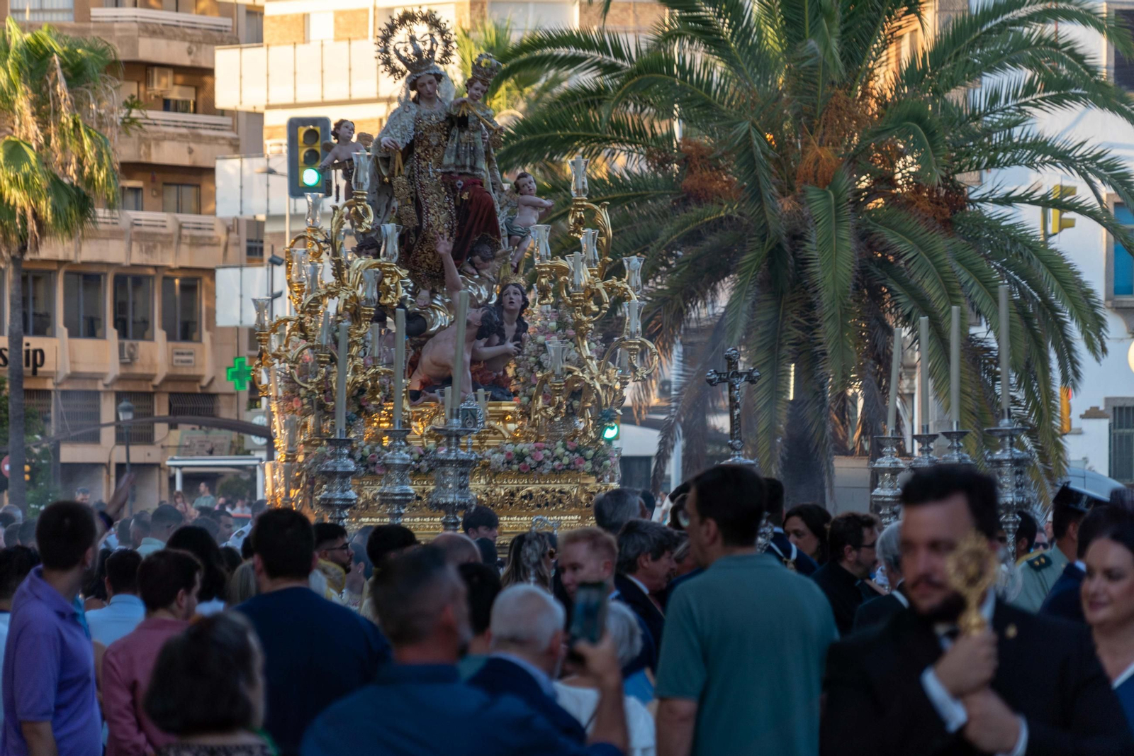 Imágenes de la procesión La Virgen del Carmen por las calles de Huelva