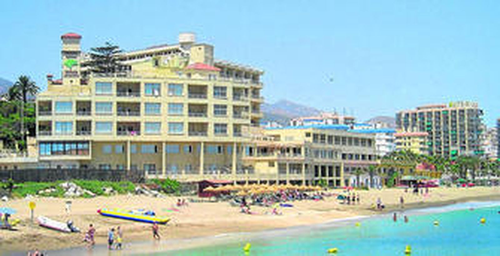 La antigua residencia Marymar en plena playa de Santa Ana en Benalmádena.