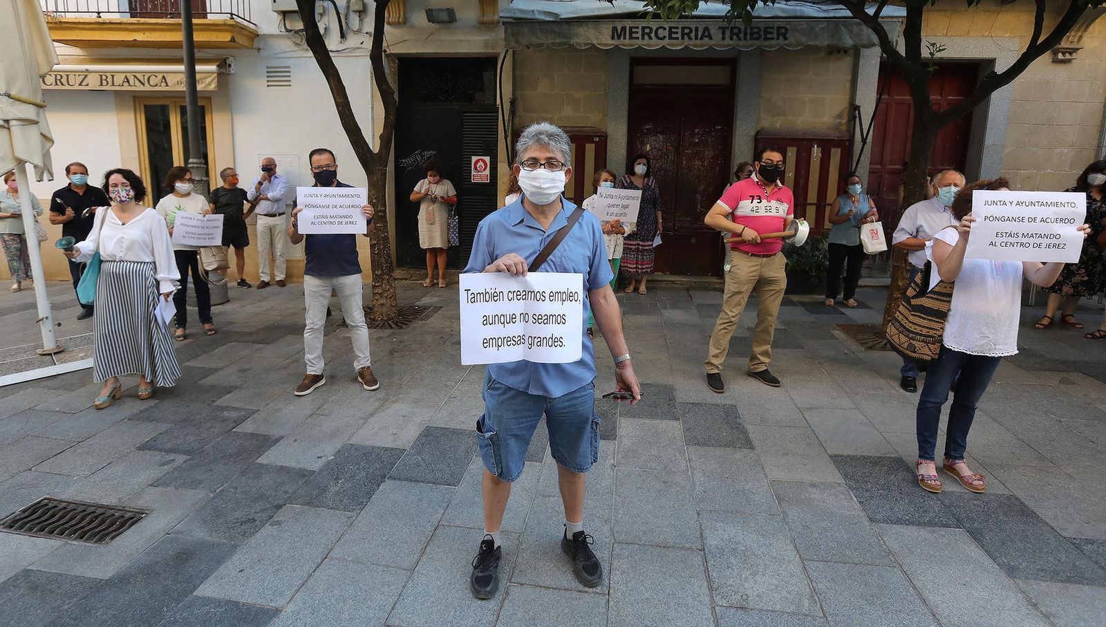 Vecinos y comerciantes afectados por las obras del eje Corredera-Esteve, concentrados ayer junto al Ayuntamiento.
