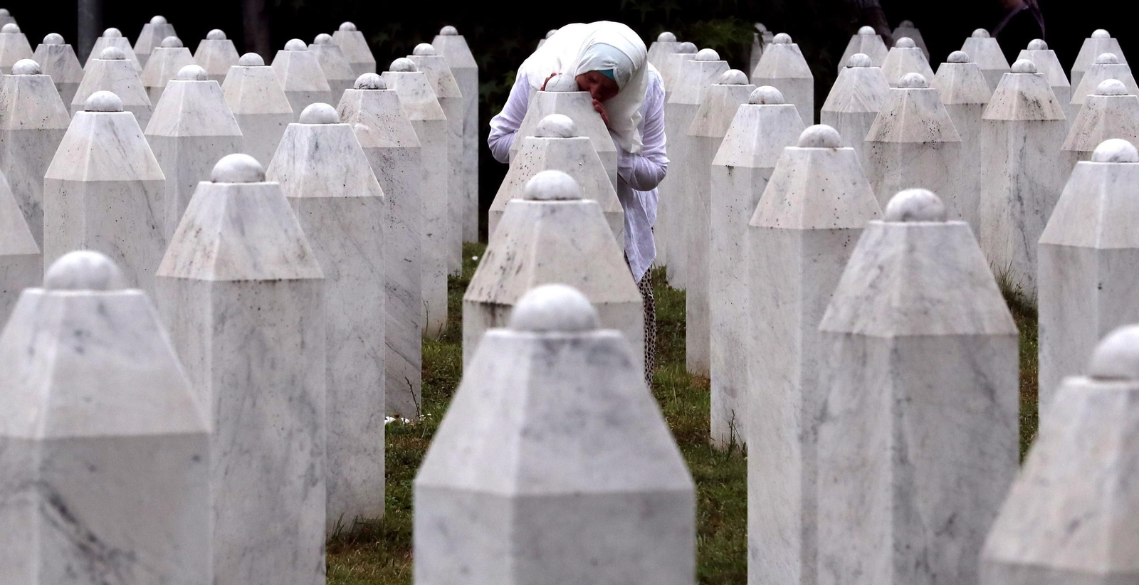 Una mujer musulmana besa la tumba de un familiar en el cementerio de Srebrenica.