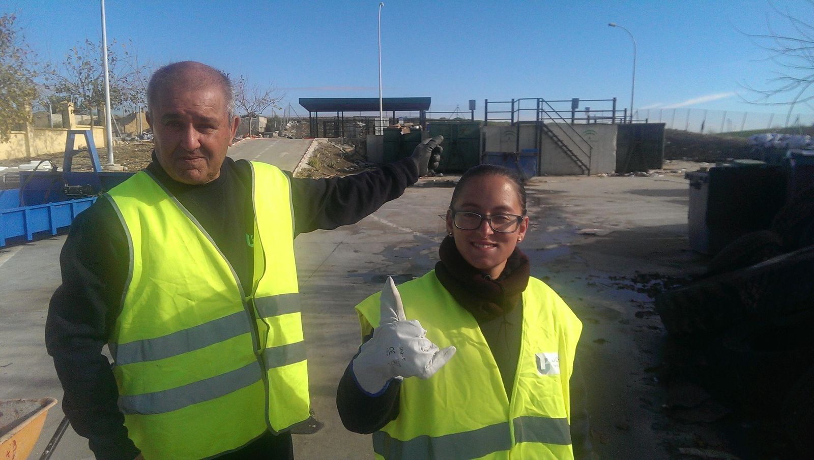 Dos alumnos del centro ocupacional de Upacesur, ayer en el punto limpio de residuos de la localidad.