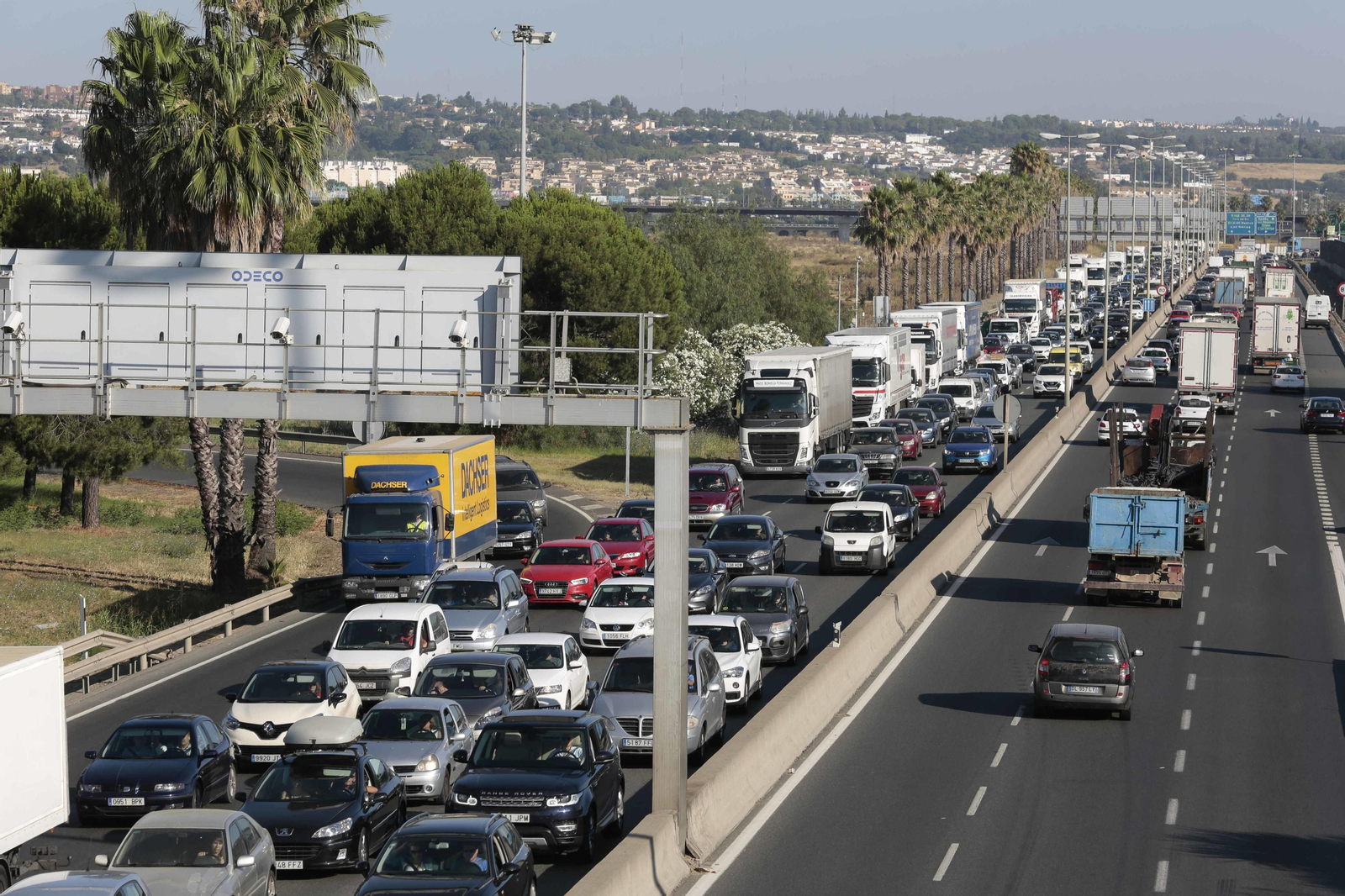 Grandes retenciones tráfico en uno de los accesos a Sevilla marcado como alternativa al cierre del puente.