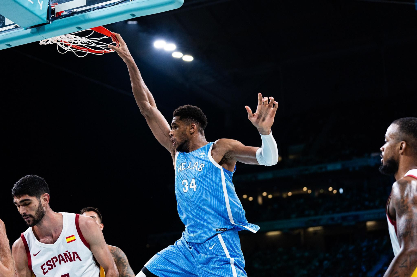 Alberto Díaz hace trabajo sucio y España se agarra a París tras ganar a Grecia (84-77)