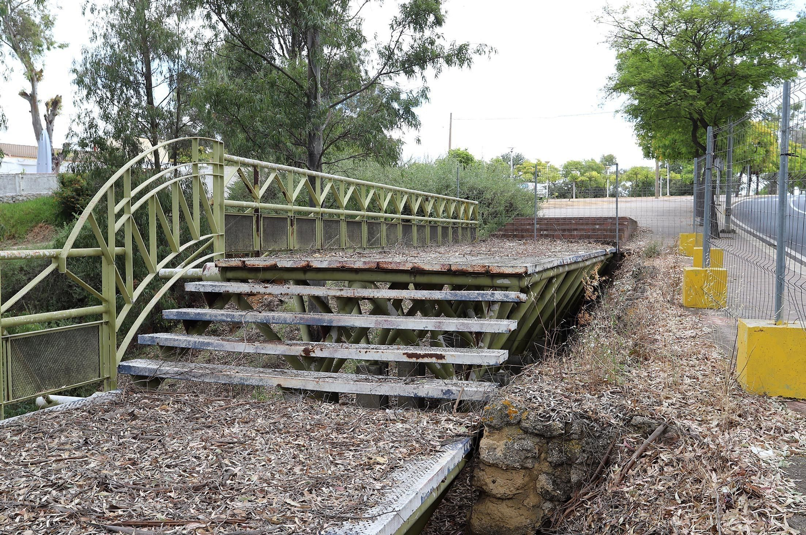 Imágenes de la suciedad, deterioro y abandono de los miradores del Conquero
