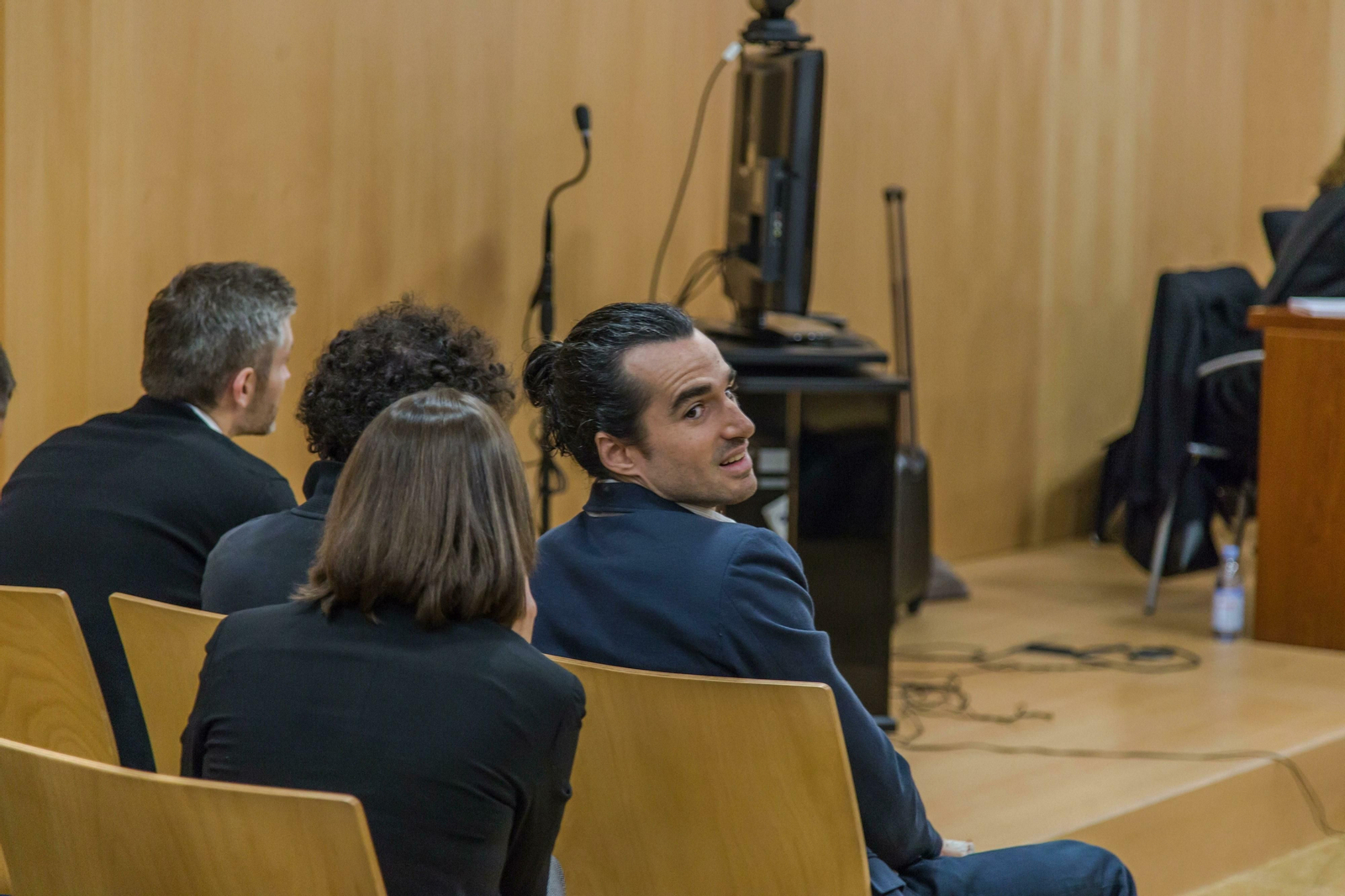 El creador de 'Seriesyonkis', Alberto García Sola (d), en el juicio a los creadores de la web pirata.