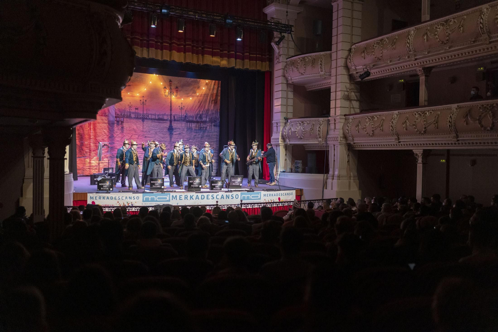 Imágenes de la actuación de la comparsa de Dos Hermanas ‘El teatro’ en el Carnaval Colombino