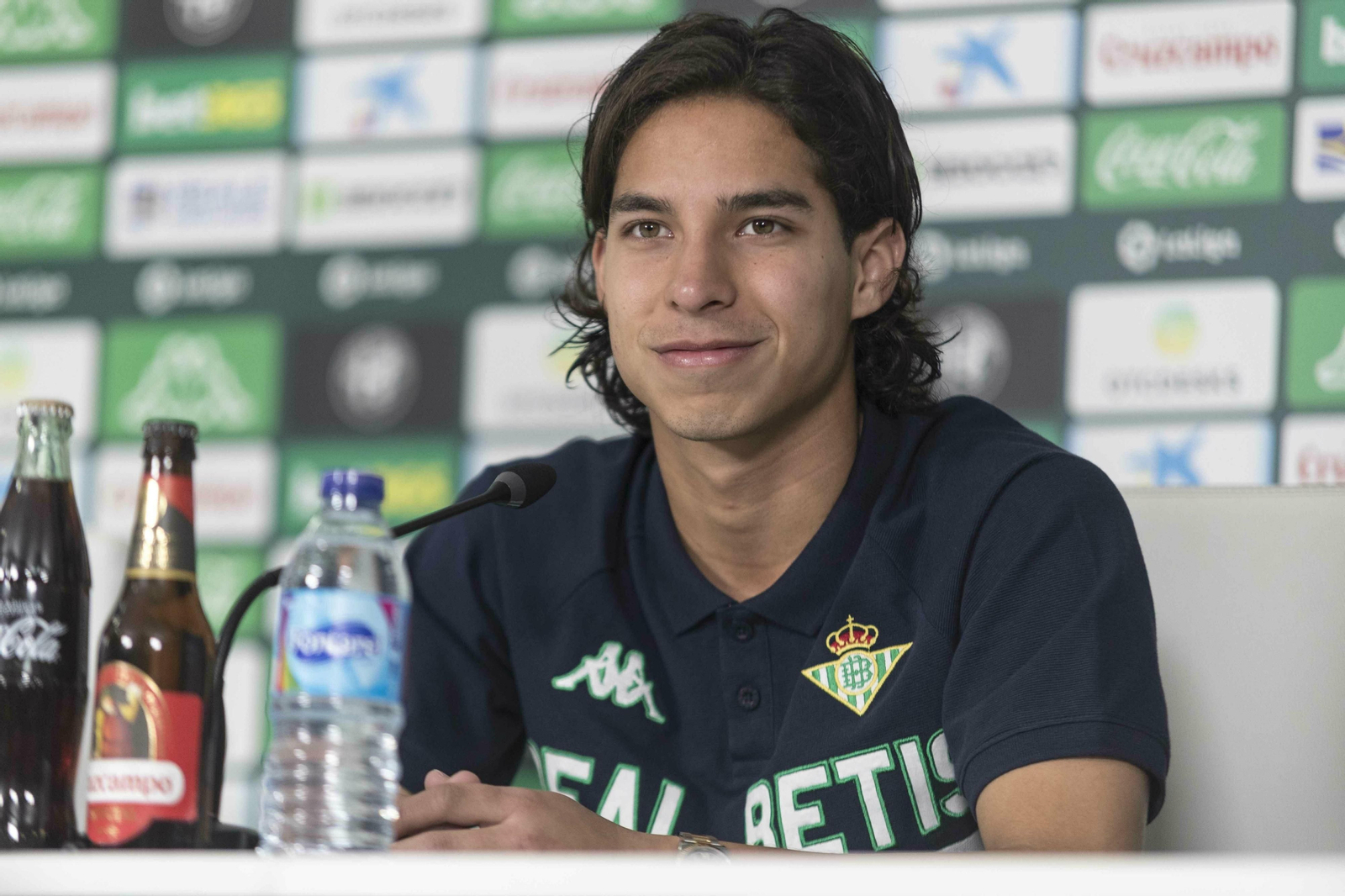 Lainez, en un momento de su presentación como nuevo jugador del Betis. Lainez, en un momento de su presentación como nuevo jugador del Betis.