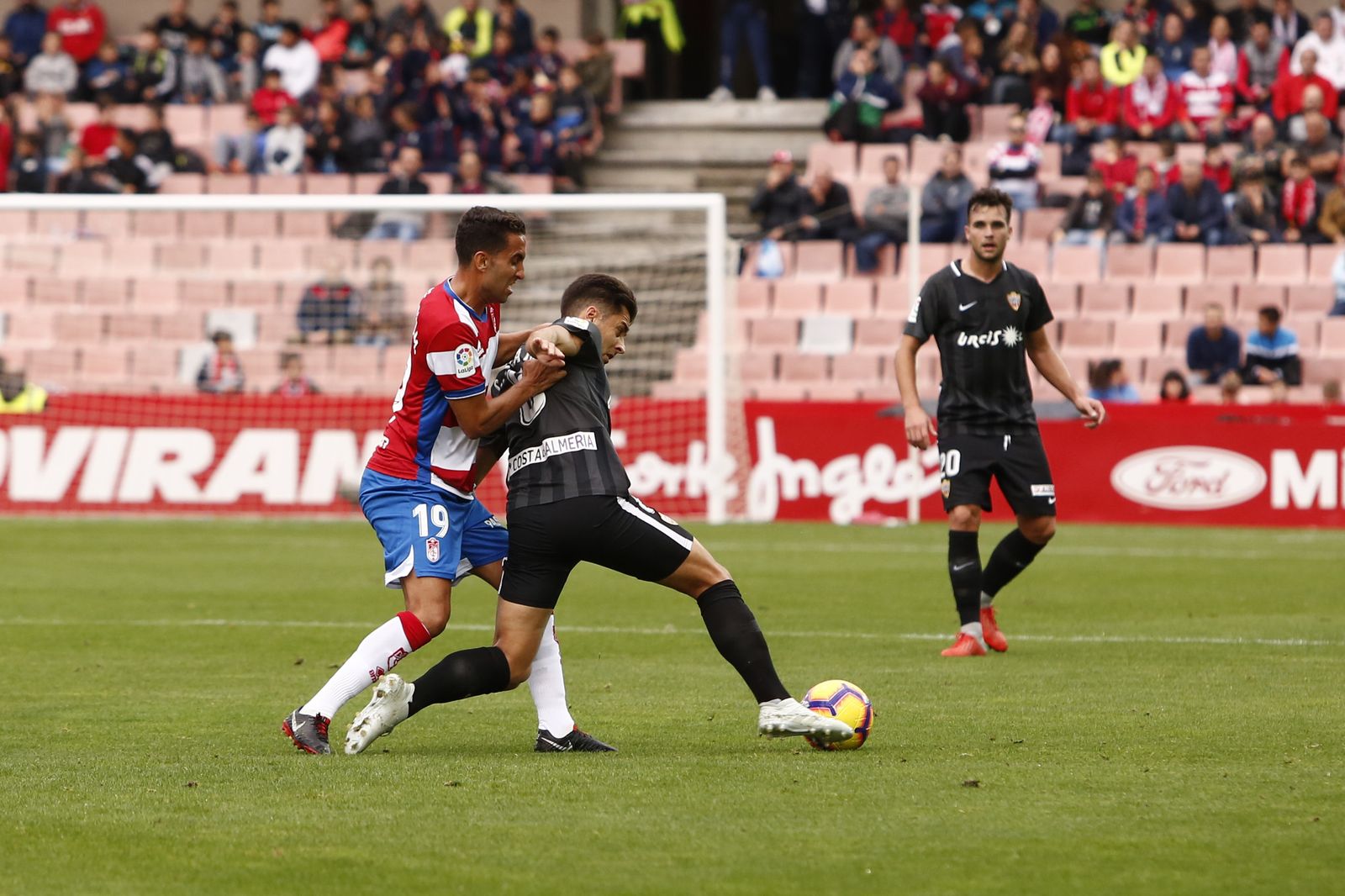 Montoro volverá al once del Granada CF tras cumplir su sanción.