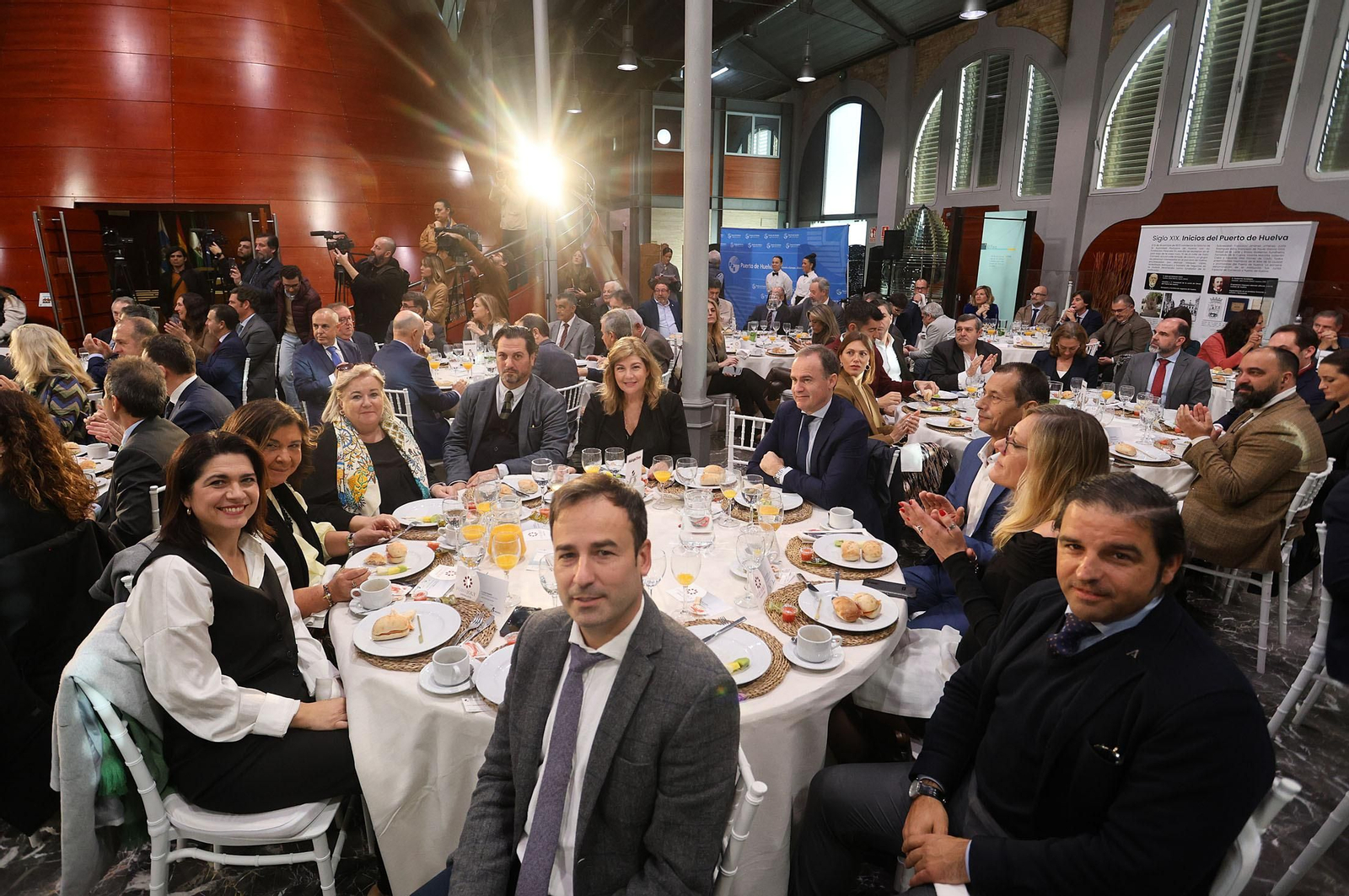 Imágenes de las mesas de invitados al Foro Joly Andalucía