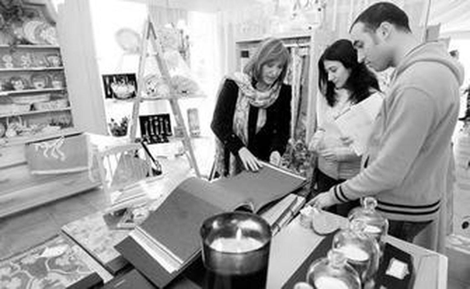 Una pareja se interesa por los artículos en uno de los stand del salón.