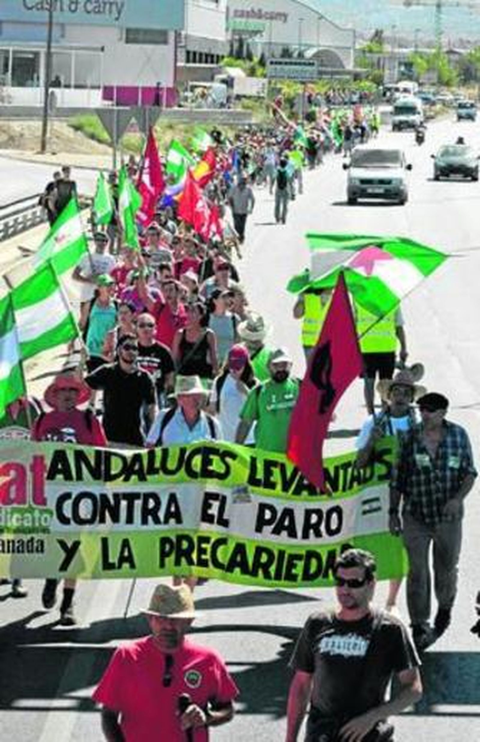 Los manifestantes y miembros del SAT en la carretera de Córdoba camino a Atarfe.