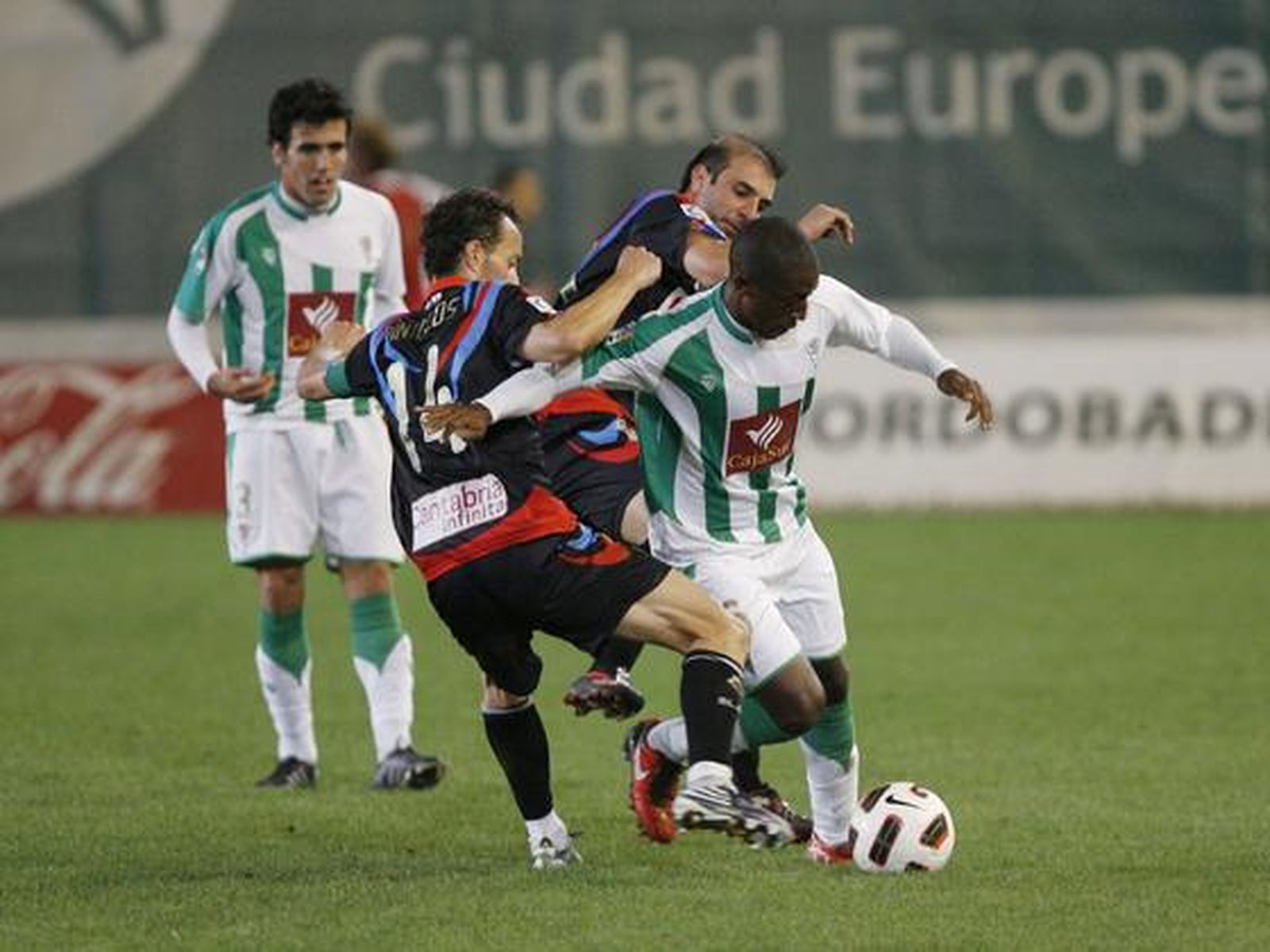 El Córdoba encarrila la clasificación para octavos de final de la Copa del Rey ante el Racing de Santander. / José Martínez