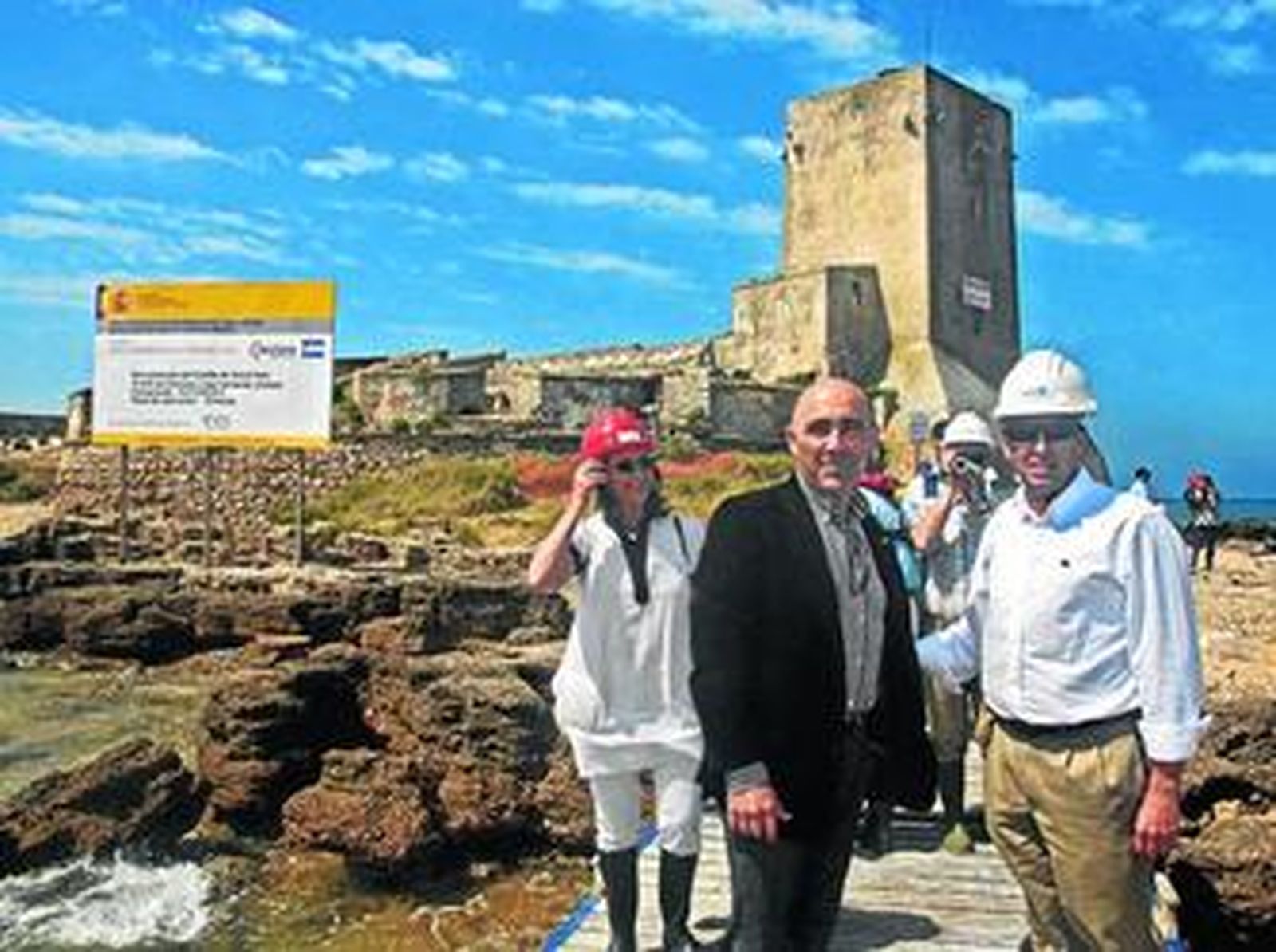 Los alcaldes de San Fernando y Chiclana, Manuel María de Bernardo y José María Román, en una visita al Castillo en mayo de 2009.