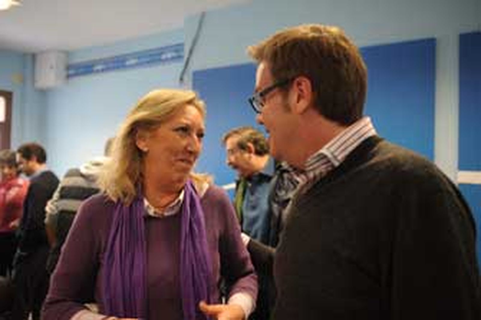 Carmen Pedemonte, el lunes, tras anunciar su retirada, mientras conversa con Daniel Nieto. /Elías Pimentel