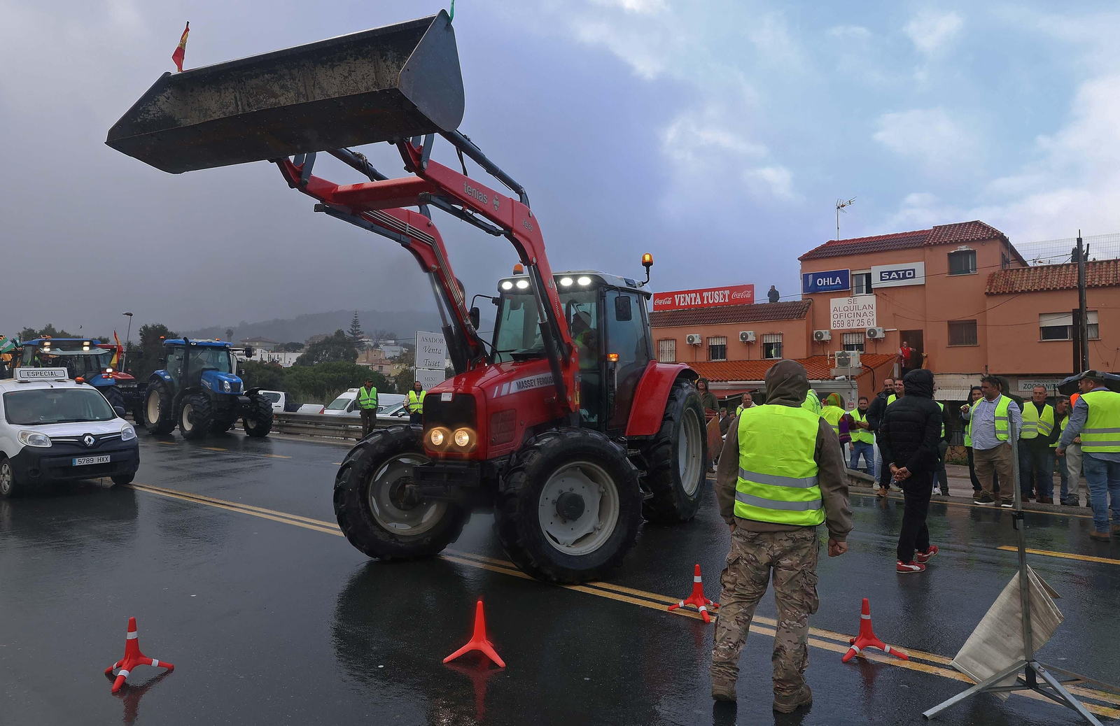 El corte del acceso sur de Algeciras por los tractoristas de Cádiz, en imágenes