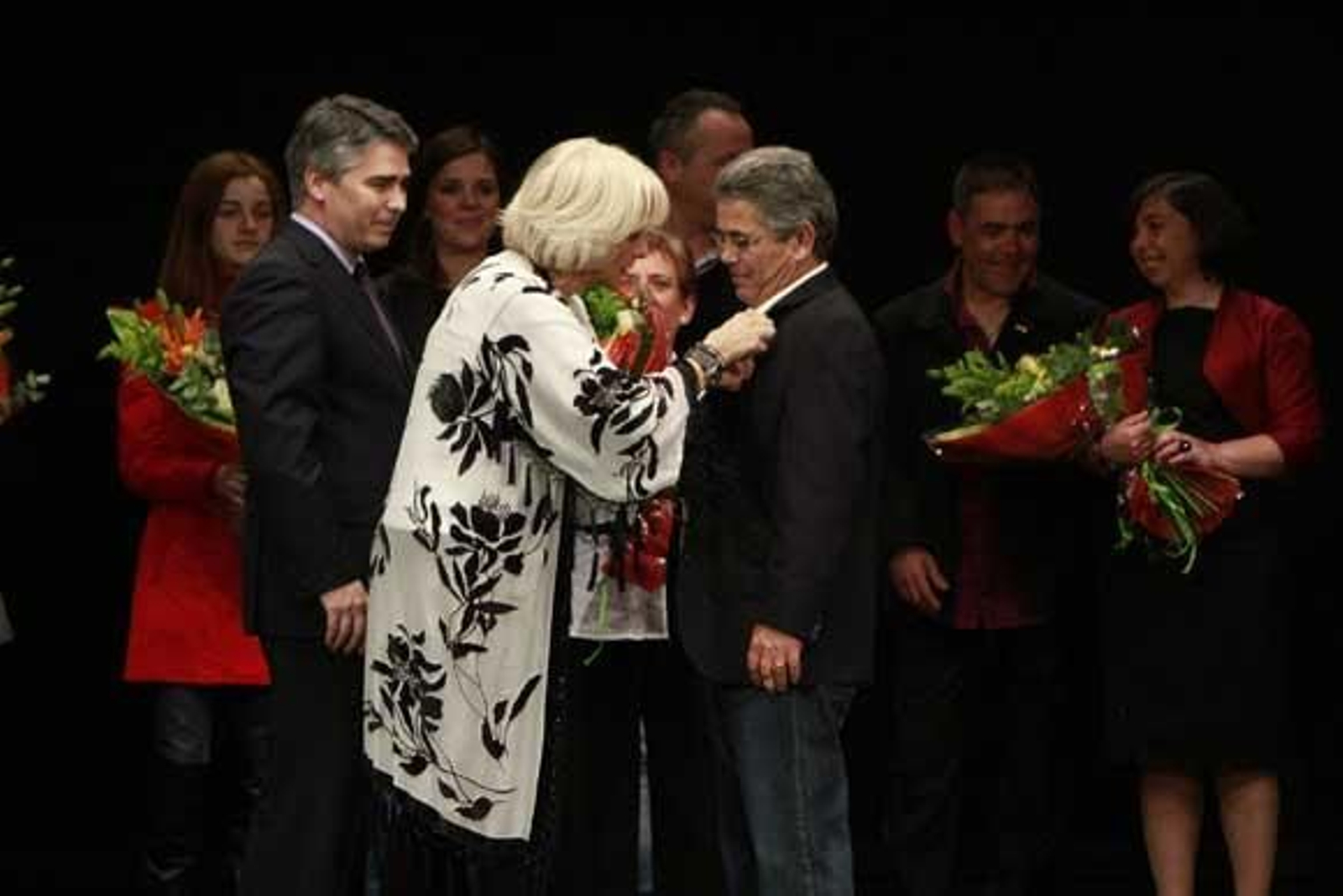 La ceremonia de entrega de los Antifaces de Oro se pudo ver por primera vez por Canal Sur

Foto: Julio Gonzalez-Jesus Marin-Lourdes de Vicente