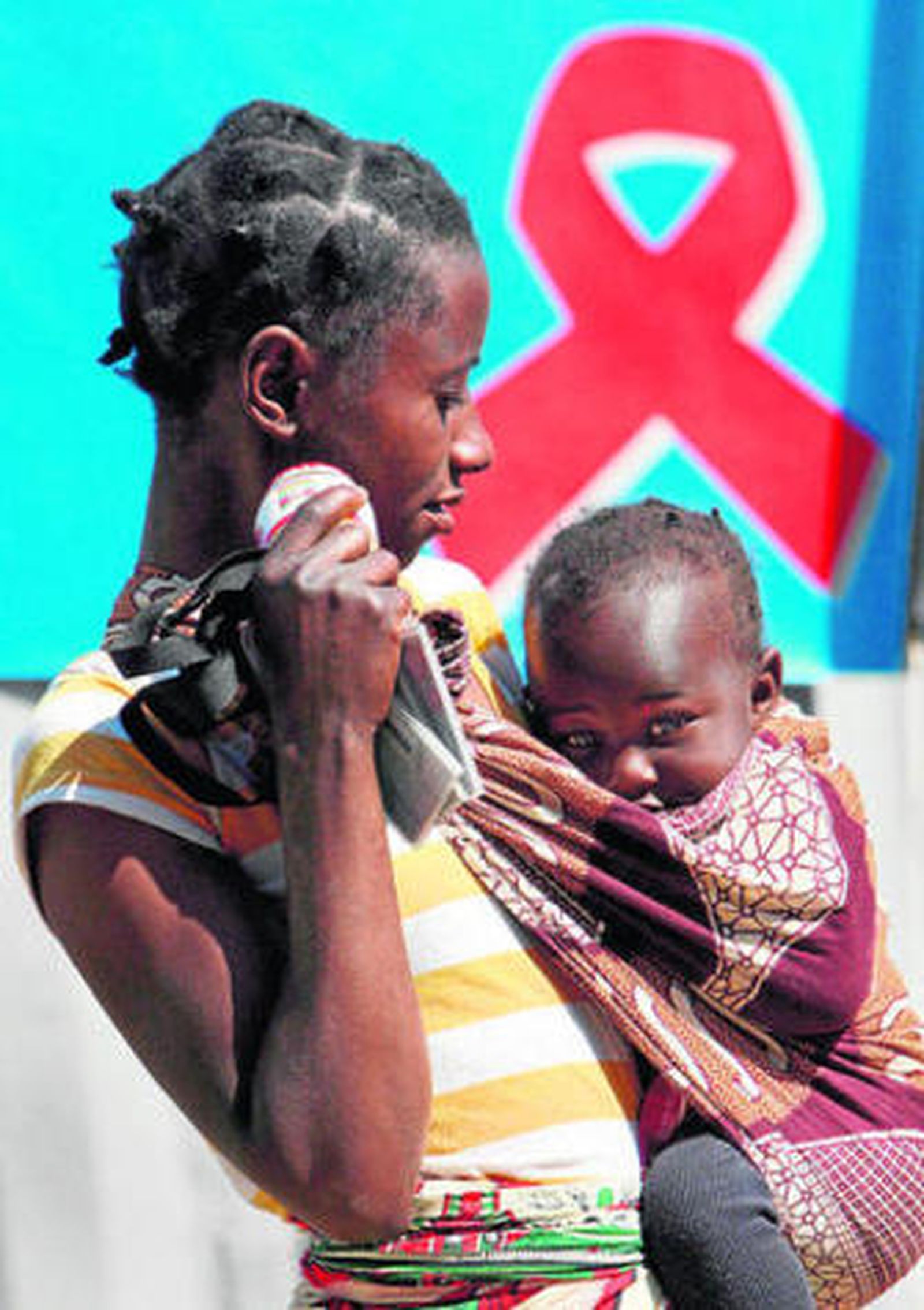 Una mujer y su hijo en una clínica de Suráfrica.