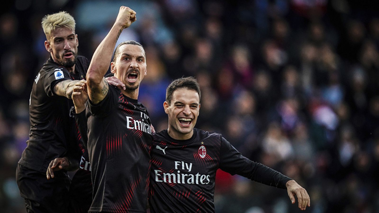 Samu Castillejo celebra con Ibrahimovic.