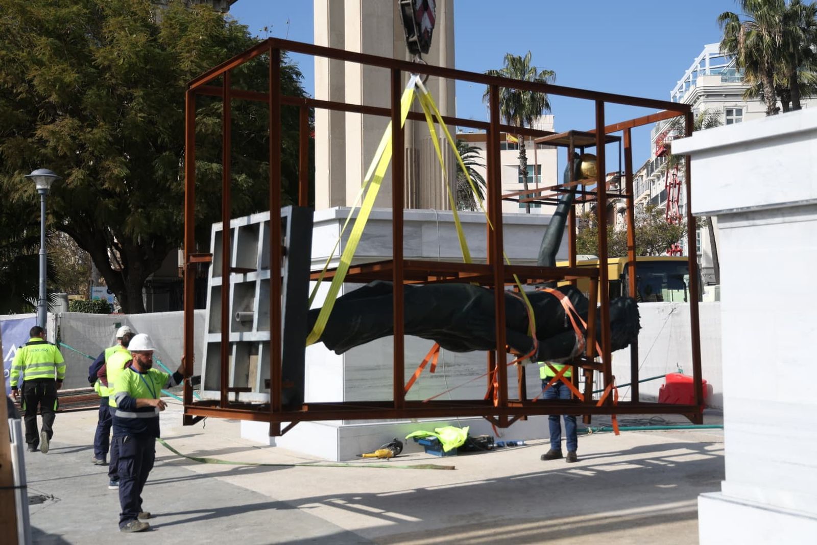 El montaje de las dos esculturas de Neptuno y Venus, en fotos