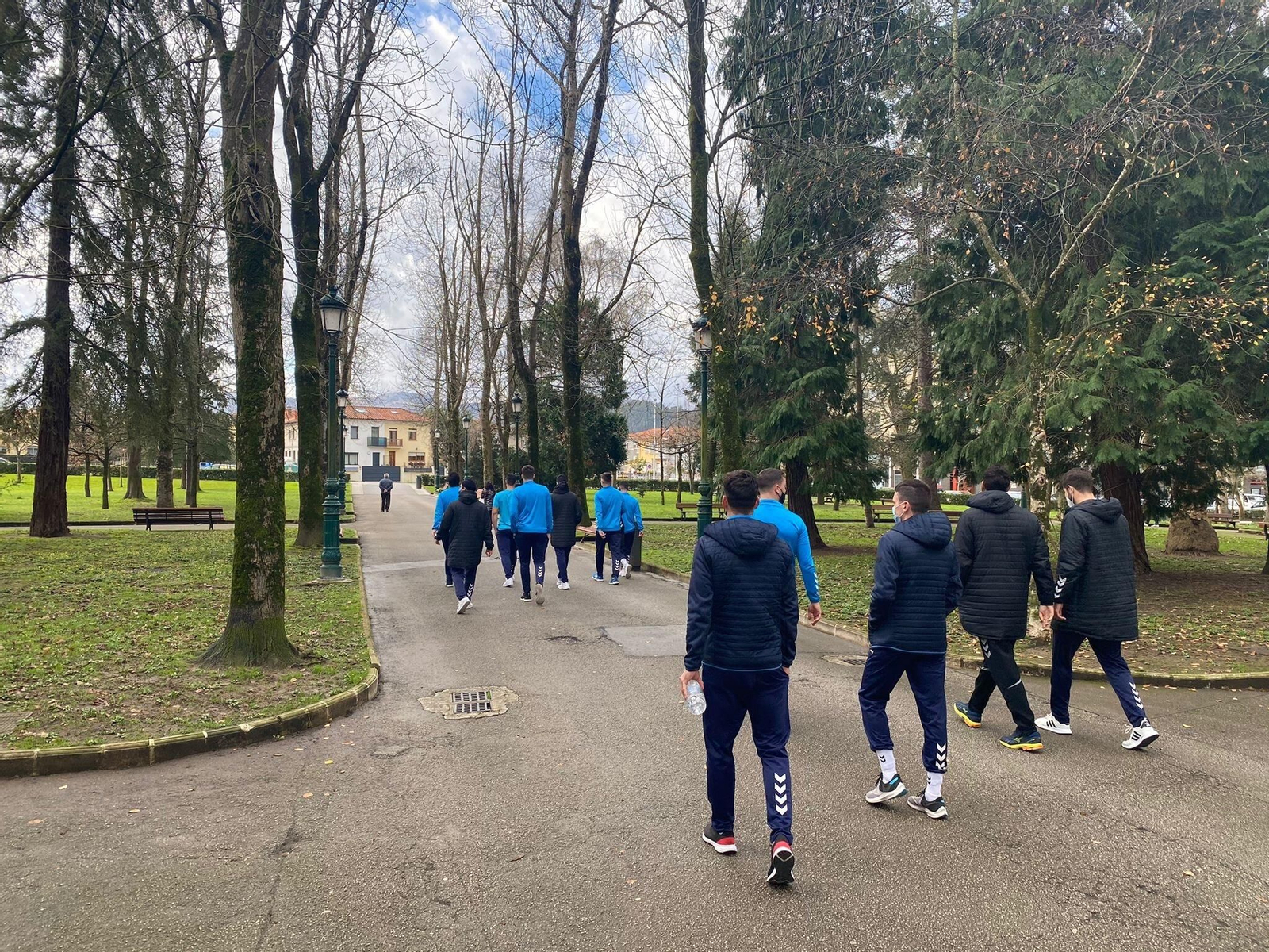 La plantilla del Trops Málaga paseando por Torrelavega este sábado por la mañana. La plantilla del Trops Málaga paseando por Torrelavega este sábado por la mañana.