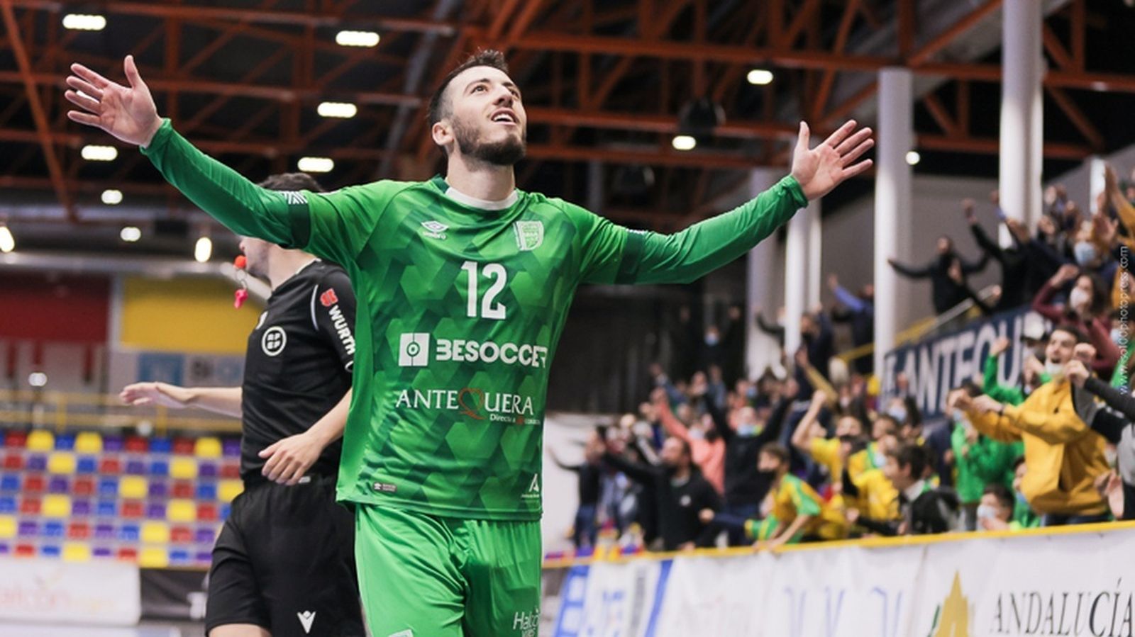 Cobarro celebra uno de los goles.