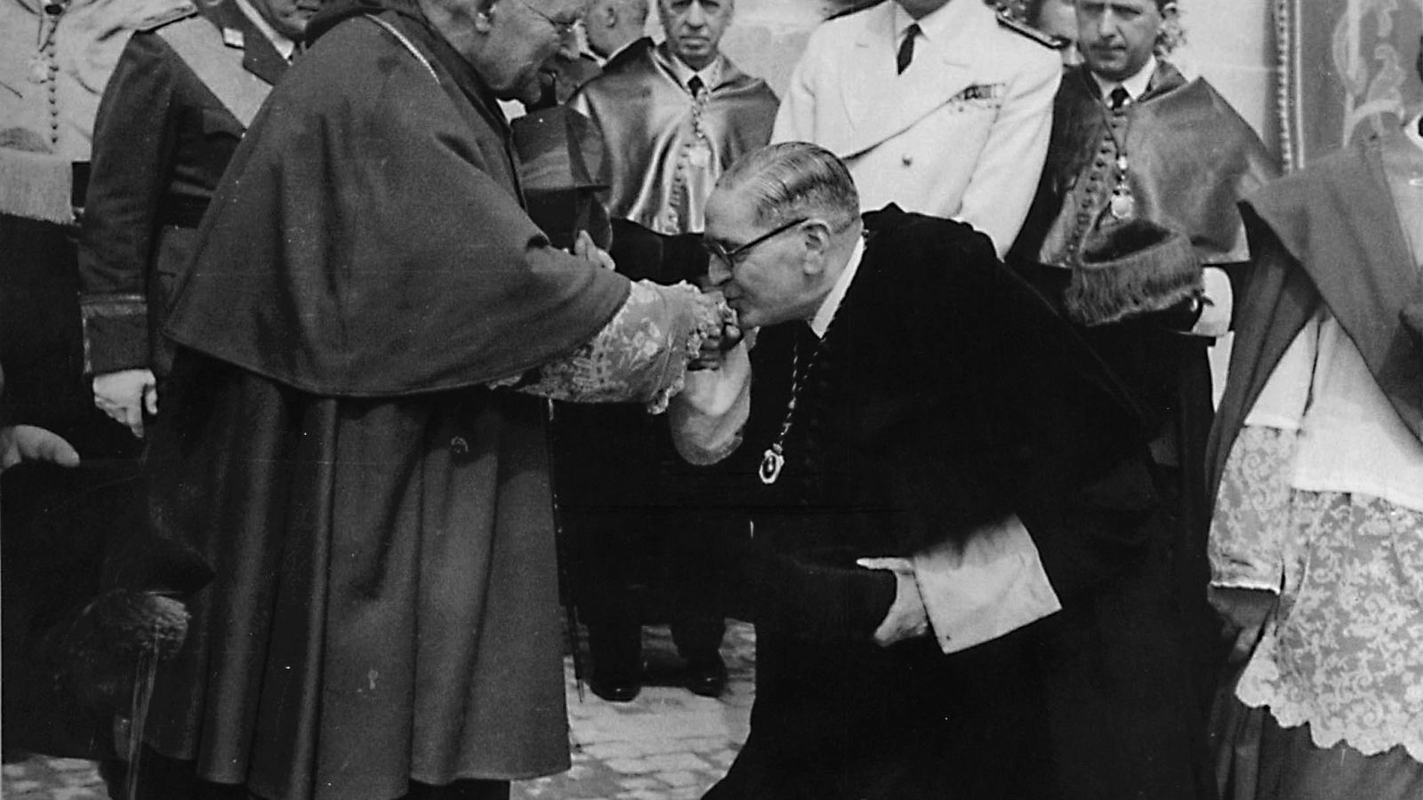 El cardenal Segura y el rector Carlos García Oviedo en la inauguración de la antigua Fábrica de Tabacos como sede de Derecho, el 4 de abril de 1954.