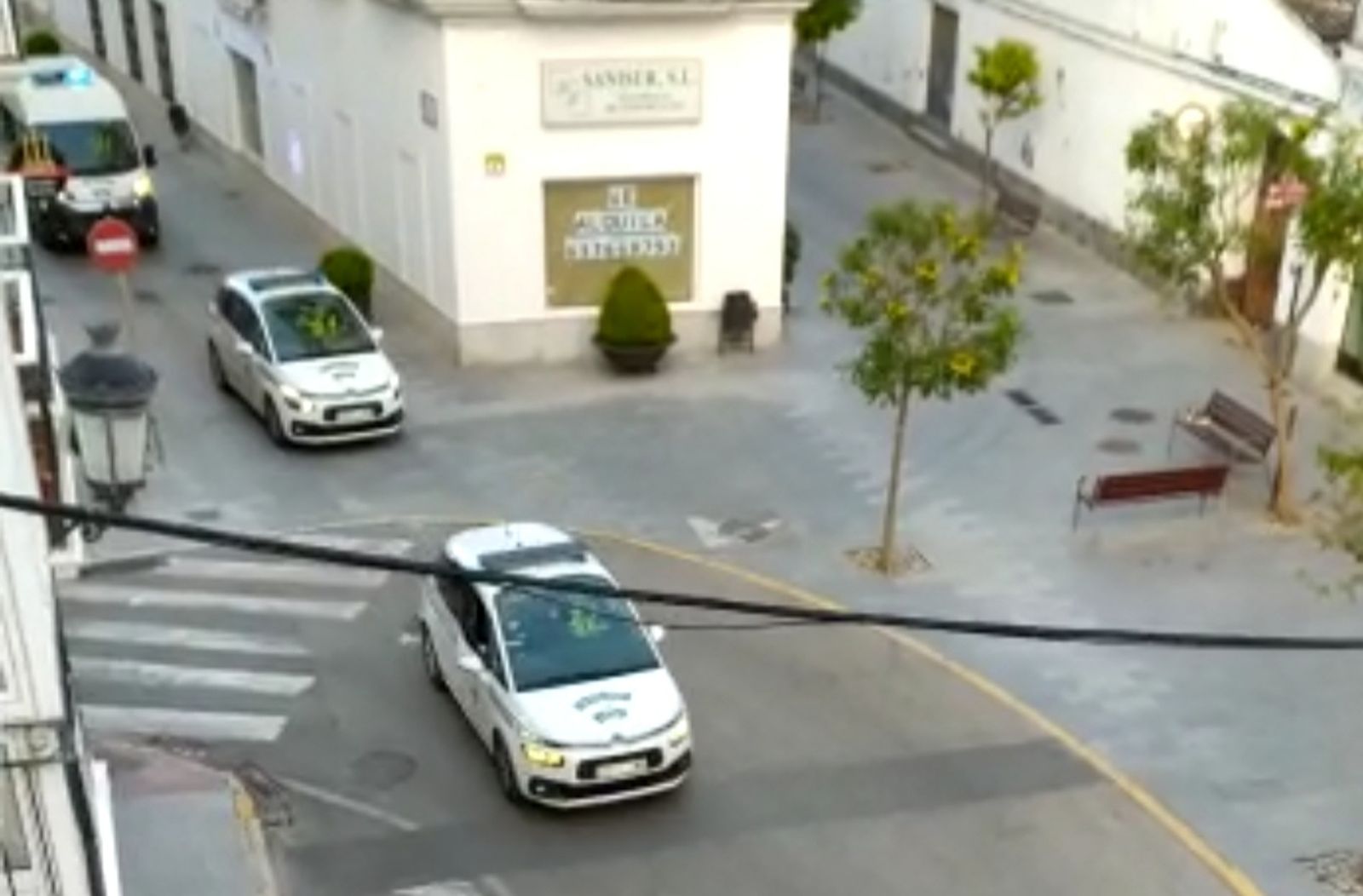Vehículos de la Policía Local en el centro de Chiclana haciendo sonar sus sirenas a las ocho de la tarde en días pasados.