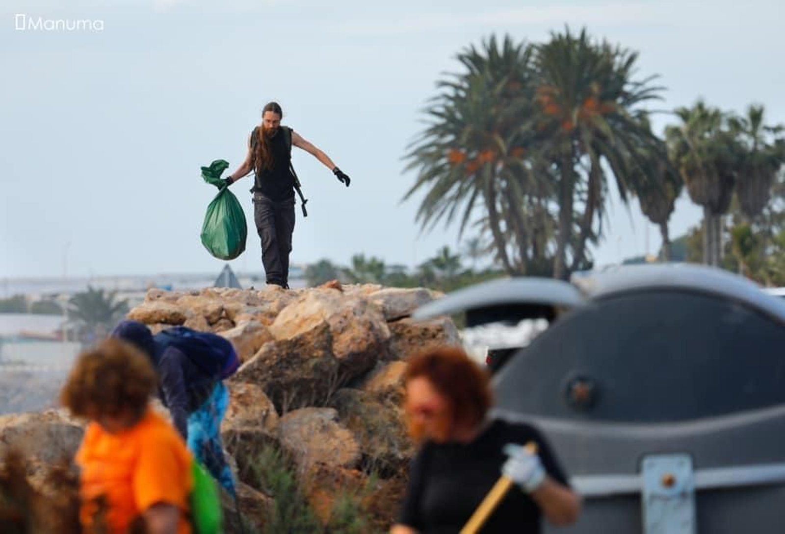 Uno de los momentos de la jornada de limpieza y concienciación captados por el fotógrafo  Manuma