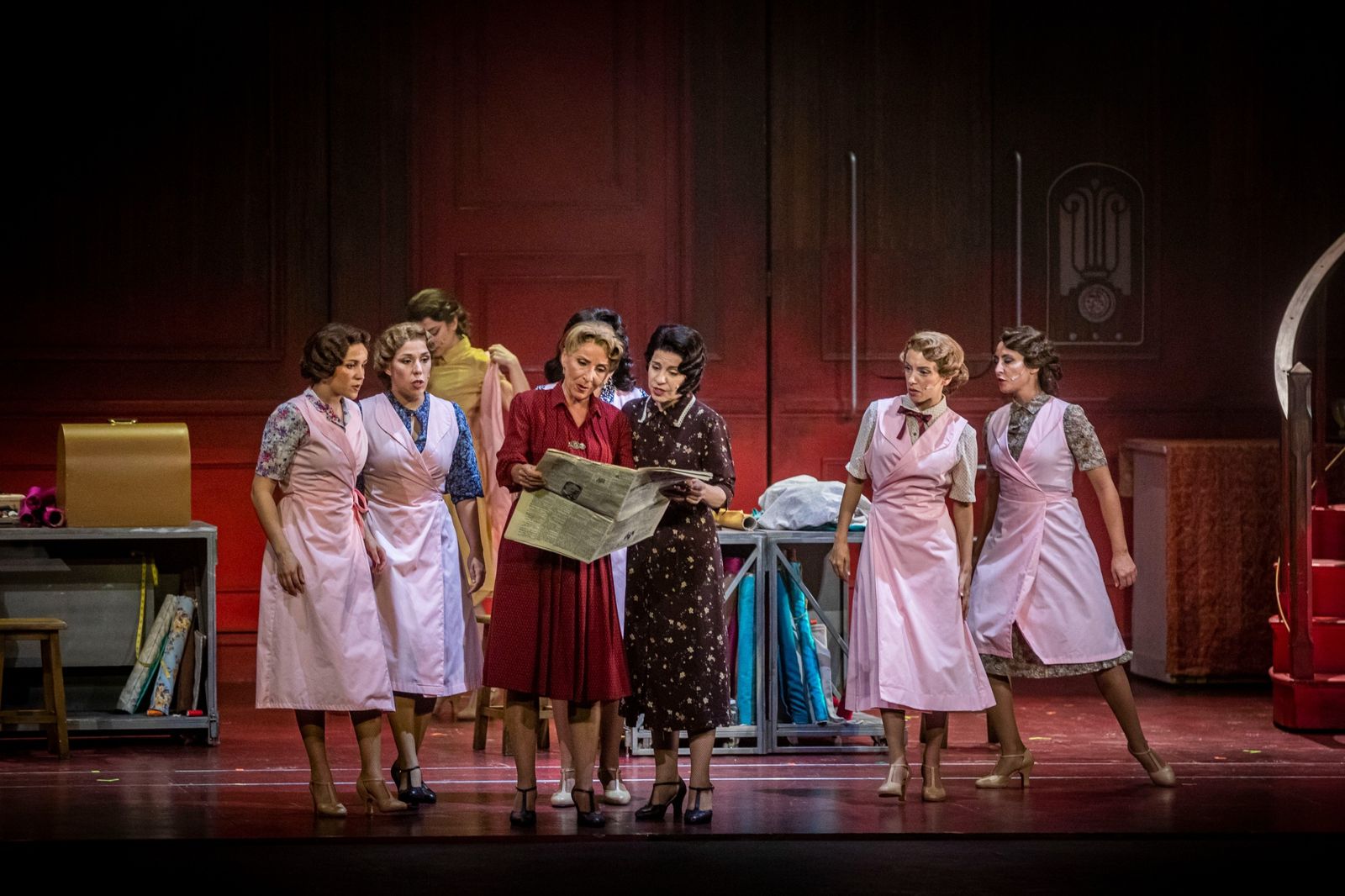 Imágenes del musical 'El tiempo entre costuras' en el Gran Teatro Falla