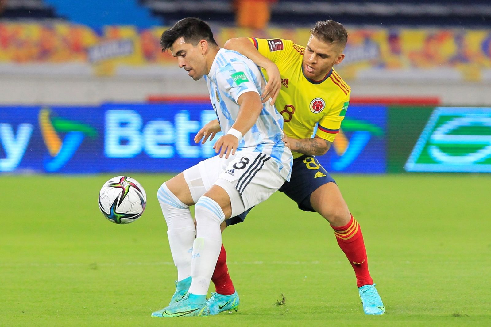 Acuña disputa un balón ante Cuéllar en el duelo jugado en Barranquilla.